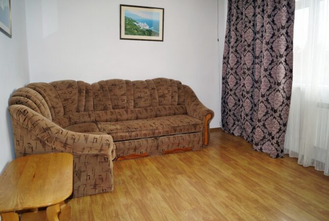 Апартаменты (3 комнаты + кухня-столовая)